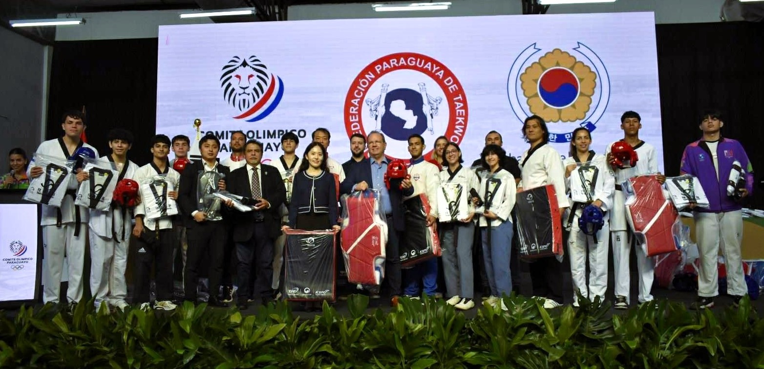 Entrega oficial de uniformes y equipamientos al Equipo de la Selección Nacional de Taekwondo en Paraguay